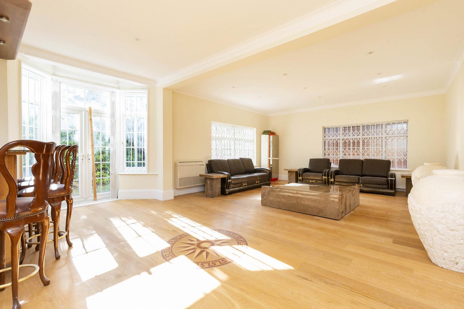 			4 Bedroom, 1 bath, 1 reception Flat			 Ludlow Way, Hampstead Garden Suburb
